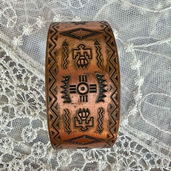 Vintage Solid Copper Southwestern Santa Fe Storyteller Cuff - Picture 3 of 10